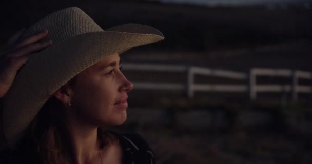 Gelukkige Vrouw Cowgirl Hoed Nachts Ranch Voor Zonsondergang Avontuur Landbouw — Stockvideo