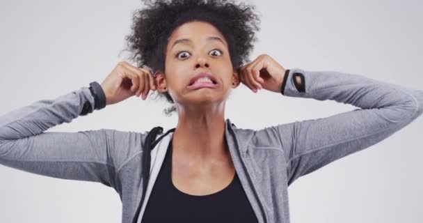 Божевільна Людина Обличчя Студії Чорної Жінки Смішним Позитивним Ставленням Мемів — стокове відео
