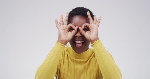 Emoji Louco Rosto Estúdio Mulher Negra Com Atitude Engraçada Positiva — Vídeo de Stock