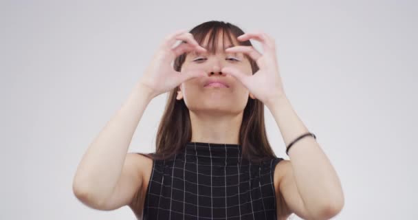 Meme 포스트 코미디에 긍정적인 스튜디오에서 아시아 여자의 Goofy 이모티콘 행동과 — 비디오
