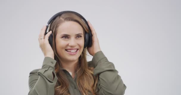 Headphones Feliz Mulher Com Música Estúdio Dança Ouvir Áudio Rádio — Vídeo de Stock