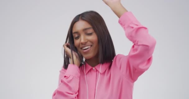 Танец Музыка Лицо Счастливой Женщины Студии Слушающей Аудио Потоковую Песню — стоковое видео