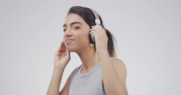 Baile Auriculares Rostro Mujer Estudio Escuchando Audio Streaming Canciones Radio — Vídeos de Stock