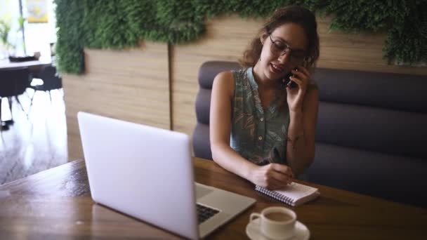 Женщина Ноутбук Телефонный Звонок Разговоре Кафе Связи Планирования Контрольного Списка — стоковое видео