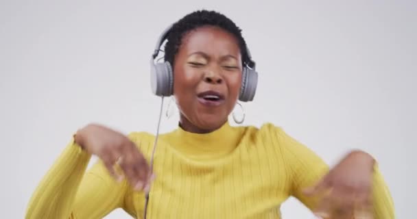ヘッドフォン スタジオのアフリカ人女性の顔 オーディオ ストリーミングソング ラジオを聴く エネルギー サブスクリプション 灰色の背景でのダンスのためのアフリカの人々のハッピー ダンスと肖像 — ストック動画