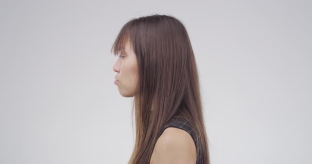 Тревога Плач Лицо Женщины Депрессией Студии Изолированы Белом Фоне Слезы — стоковое видео