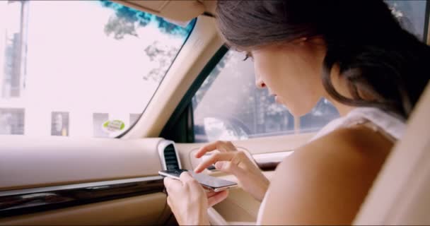 Auto Auto Und Frau Mit Telefon Suche Oder Ortungsverfolgung Auf — Stockvideo