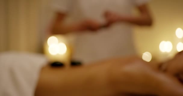 Frauenrücken Wellness Felsen Und Hot Stone Massage Mit Hautpflege Und — Stockvideo