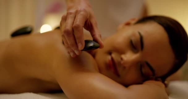 Frau Wellness Und Hot Stone Massage Mit Hautpflege Und Schönheitsbehandlung — Stockvideo