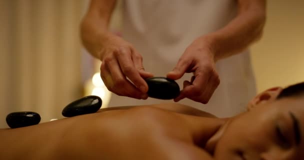Frau Hände Und Wellness Massage Mit Heißen Steinen Mit Hautpflege — Stockvideo