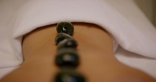 Personne Spa Dos Pour Massage Aux Pierres Chaudes Avec Soin — Video