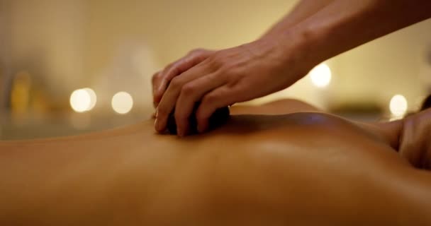 Mulher Pedras Spa Massagem Pedra Quente Com Cuidados Com Pele — Vídeo de Stock