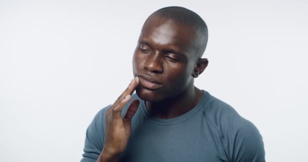 非洲男人 牙痛和嘴巴在工作室 思考或医疗紧急情况由白人背景 因意外事故 牙齿或疼痛 牙龈疾病或因蛀牙而受伤的人 牙齿及意念 — 图库视频影像