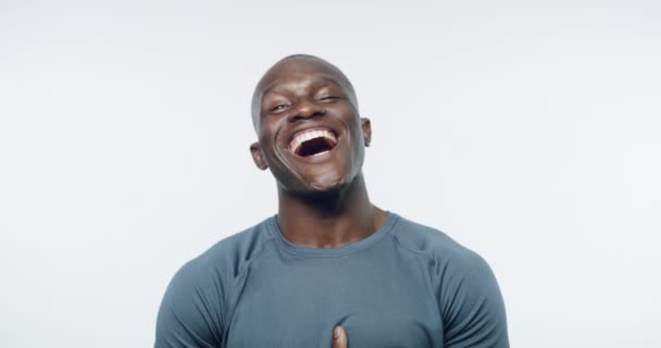 Африканський Чоловік Фітнес Сміх Студії Збудженим Обличчям Комічним Жартом Навчанням — стокове відео