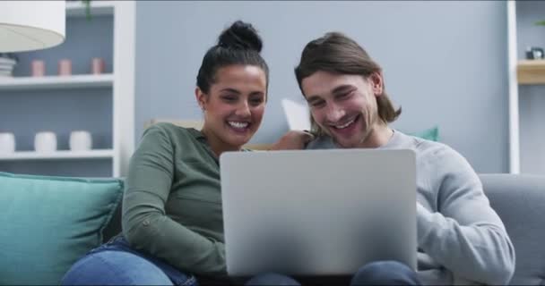 Пара Ноутбук Счастливы Новом Доме Видео Звонок Улыбка Разговор Разговор — стоковое видео