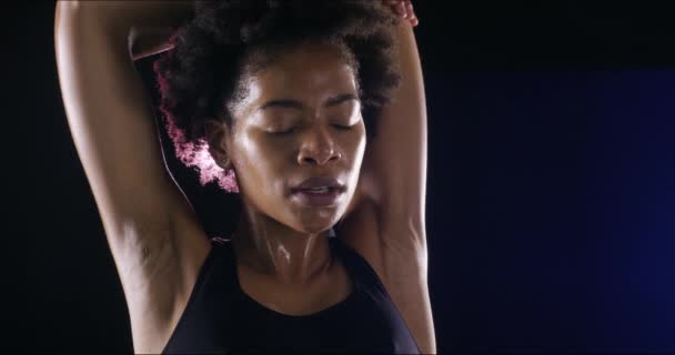 ダークスタジオの背景にトレーニング 呼吸を持つ運動 ストレッチ トレーニング フィットネス 耐久性 進歩を持つ人 モデル アスリート — ストック動画
