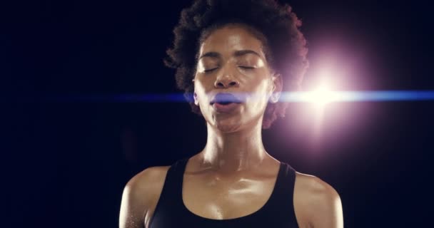 Respiration Visage Studio Athlète Fatigué Pour Détendre Pendant Pause Yeux — Video