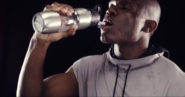 Fitness Fekete Férfi Ivóvíz Sötét Háttérrel Futáshoz Vagy Képzéshez Stúdióban — Stock videók