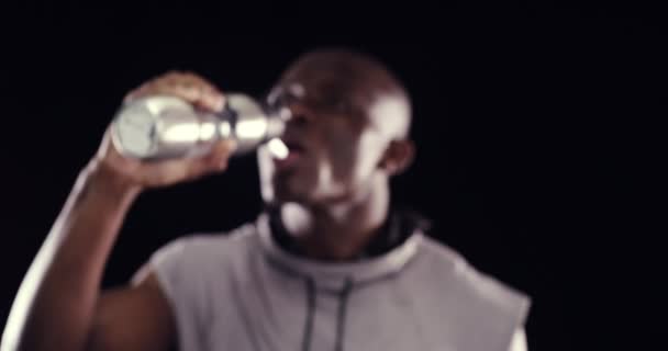 Pausa Homem Negro Água Potável Depois Correr Fitness Treinamento Fundo — Vídeo de Stock