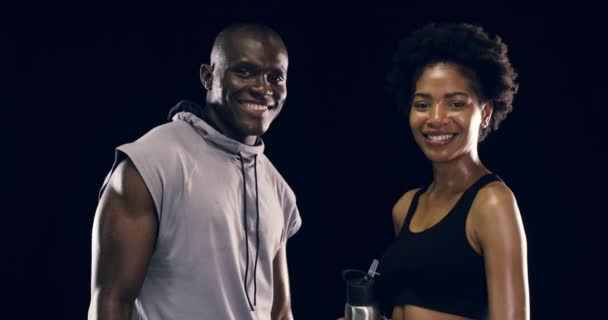 Rostro Sudor Sonrisa Para Aptitud Con Una Pareja Negra Estudio — Vídeos de Stock