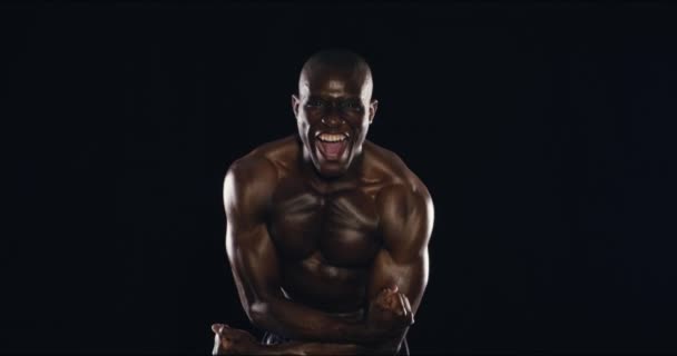 Atleta Músculo Rosto Homem Forte Estúdio Com Orgulho Para Fitness — Vídeo de Stock