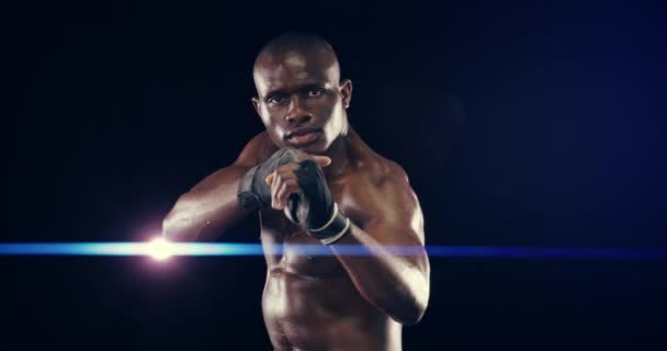 Фитнес Спорт Серьезный Черный Боксёр Готовящийся Бою Студии Тёмном Фоне — стоковое видео