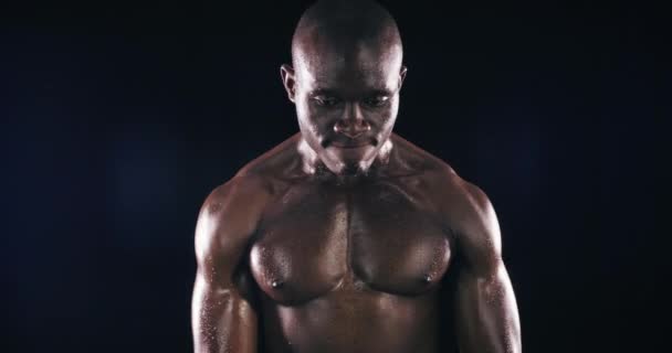 Sterke Man Bodybuilder Halter Voor Fitness Training Training Met Kracht — Stockvideo