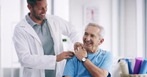 老年男子和颈部疼痛 并有医生支持 医疗服务和诊所的理疗 有肌肉 按摩或会诊病人的物理治疗师或脊医 — 图库视频影像
