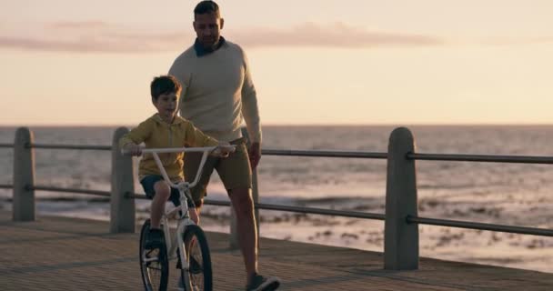 Ojciec Dziecko Rowerze Uczenia Się Świeżym Powietrzu Plaży Wsparciem Pomagając — Wideo stockowe