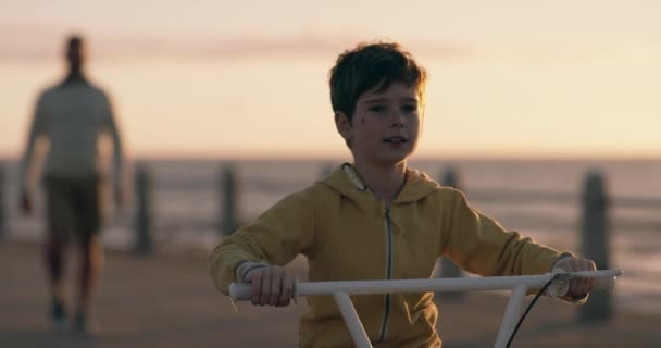 Niño Bicicleta Padre Aprendizaje Aire Libre Playa Con Progreso Formación — Vídeos de Stock