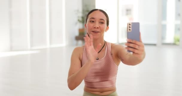Donna Videochiamata Muscoli Dopo Allenamento Felice Indoor Lezione Yoga Immagine — Video Stock