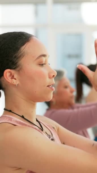 Jóga Meditáció Imádkozó Kezekkel Osztályban Odafigyelésért Békéért Vagy Nyugalomért Meditálni — Stock videók