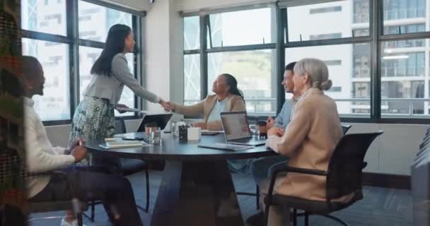 ビジネスパーソン 協力のためのオフィスでの会議と握手 会議室でのコンサルティングと合意 ネットワーキング 買収のためのチーム 多様性 — ストック動画