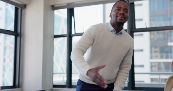 Empresário Homem Negro Aperto Mão Com Boas Vindas Colaboração Reunião — Vídeo de Stock