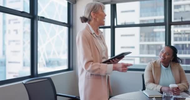 Επιχειρηματική Γυναίκα Ηγεσία Και Tablet Για Την Παρουσίαση Συνάντηση Διαχείριση — Αρχείο Βίντεο