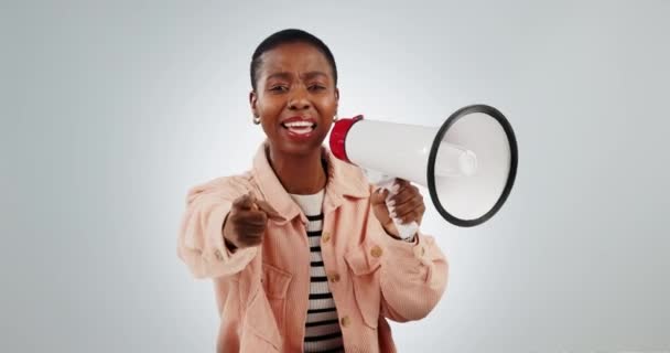 Mulher Negra Megafone Voz Alto Apoio Com Empoderamento Excitado Isolado — Vídeo de Stock
