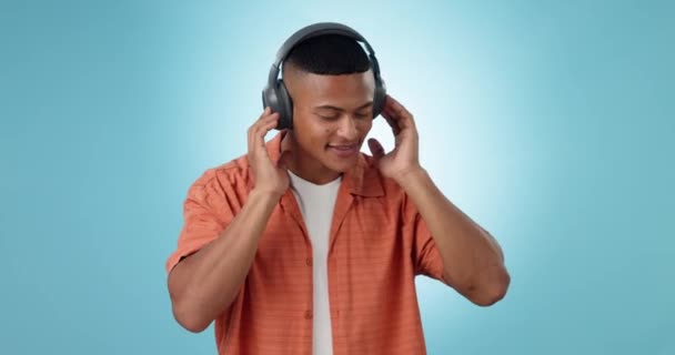 Headphones Dancing Young Man Studio Listening Music Playlist Album Entertainment — Stock Video