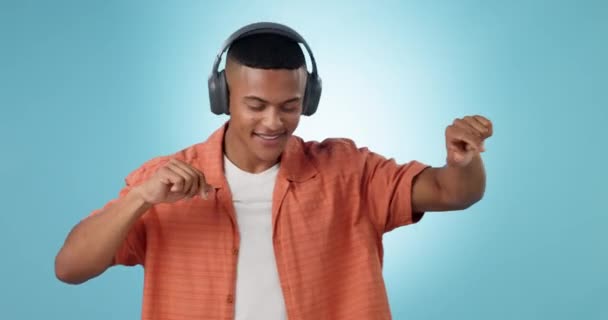 Наушники Энергия Молодой Человек Студии Танцуют Слушают Музыку Плейлист Альбом Лицензионные Стоковые Видеоролики