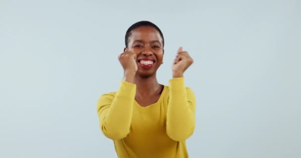 Енергія Танці Музика Щасливою Чорною Жінкою Синьому Фоні Студії Руху — стокове відео