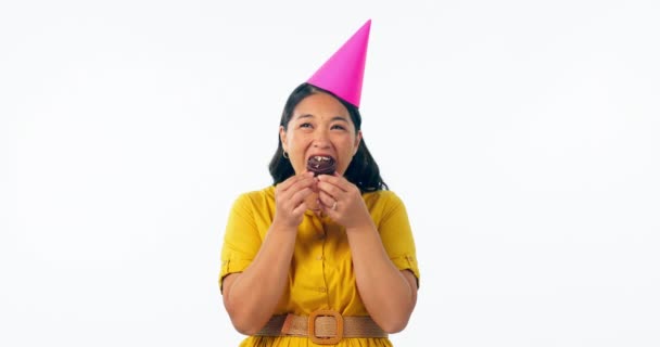 Rosto Celebração Mulher Com Cupcake Dança Felicidade Fundo Estúdio Branco — Vídeo de Stock