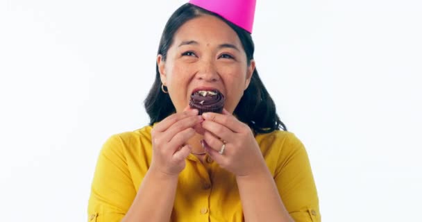 Rosto Aniversário Mulher Com Cupcake Dança Doces Fundo Estúdio Branco — Vídeo de Stock