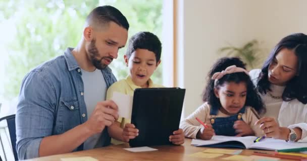 Padres Hijos Educación Hogar Apoyo Enseñanza Aprendizaje Electrónico Desarrollo Escritura — Vídeo de stock