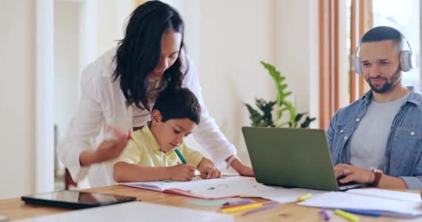 Aile Anne Oğul Ödevi Öğrenme Çocuk Gelişimi Için Oturma Odasına — Stok video