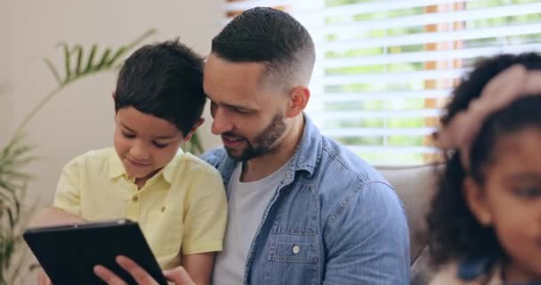Relájese Niño Padre Con Tableta Para Aprendizaje Electrónico Estudiar Para — Vídeos de Stock