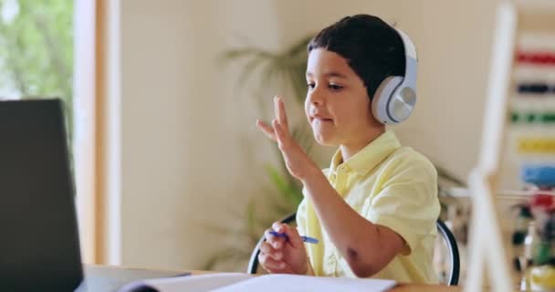 Barn Bärbar Dator Och Hörlurar Hemundervisning Matematik Lärande Och Händer — Stockvideo
