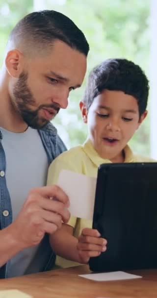 Éducation Tablette Père Avec Enfant Garçon Dans Une Maison Avec — Video
