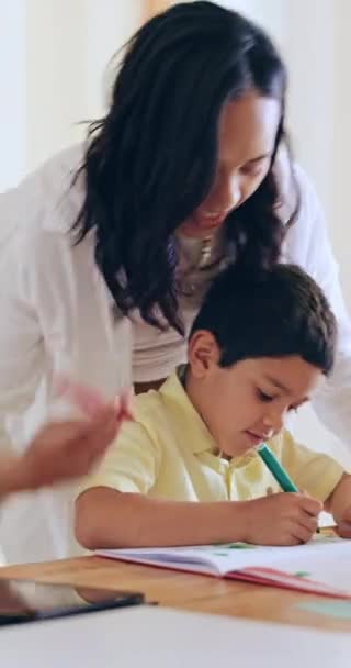 Famille Livre Coloriage Avec Une Mère Son Fils Dans Leur — Video