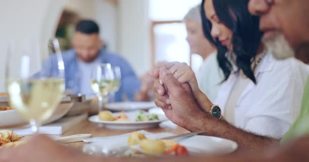 Familie Eten Bidden Genade Aan Tafel Geloof Dankbaarheid Aanbidding Geestelijk — Stockvideo