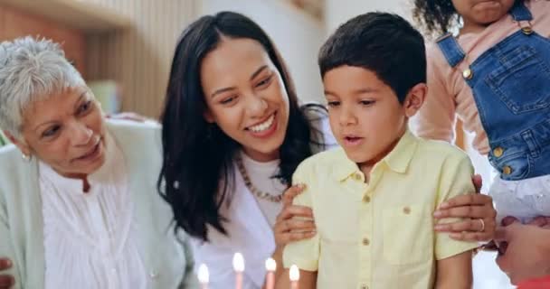 Familia Feliz Niño Pequeño Soplar Velas Pastel Cumpleaños Para Celebración — Vídeo de stock