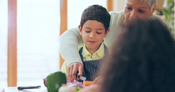 Babcia Chłopiec Lub Gotowanie Żywności Kuchni Nauki Pomocy Rozwoju Dziecka — Wideo stockowe